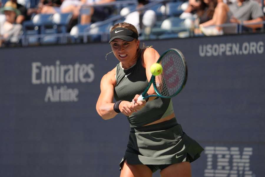 Paula Badosa returns a shot against Emma Navarro