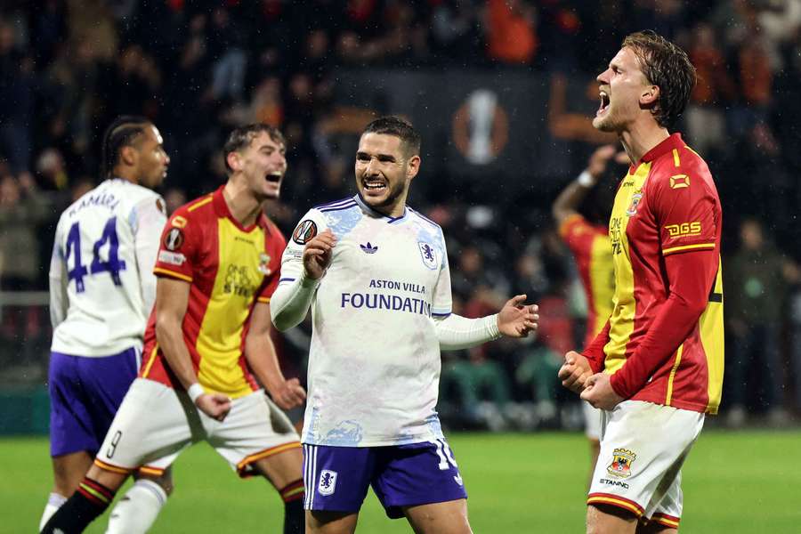 Emiliano Buendia d’Aston Villa réagit après avoir manqué un penalty contre Go Ahead Eagles