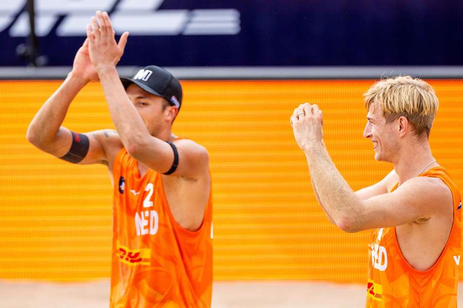 Steven van de Velde en Matthew Immers tijdens de poulefase van het EK Beachvolleybal