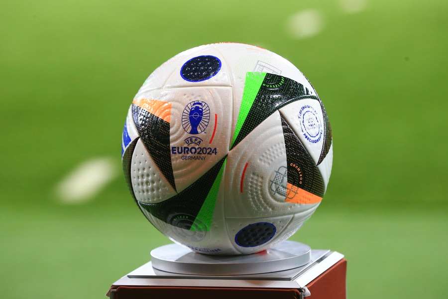 "Football love": Den officielle kampbold til Euro 2024.
