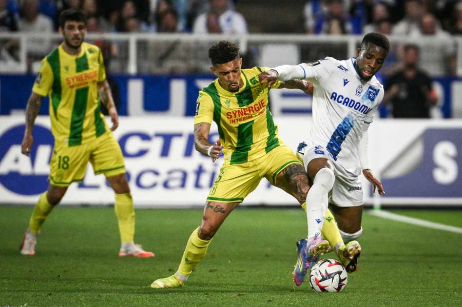 Douglas Augusto au contact avec Hamed Traoré Jr