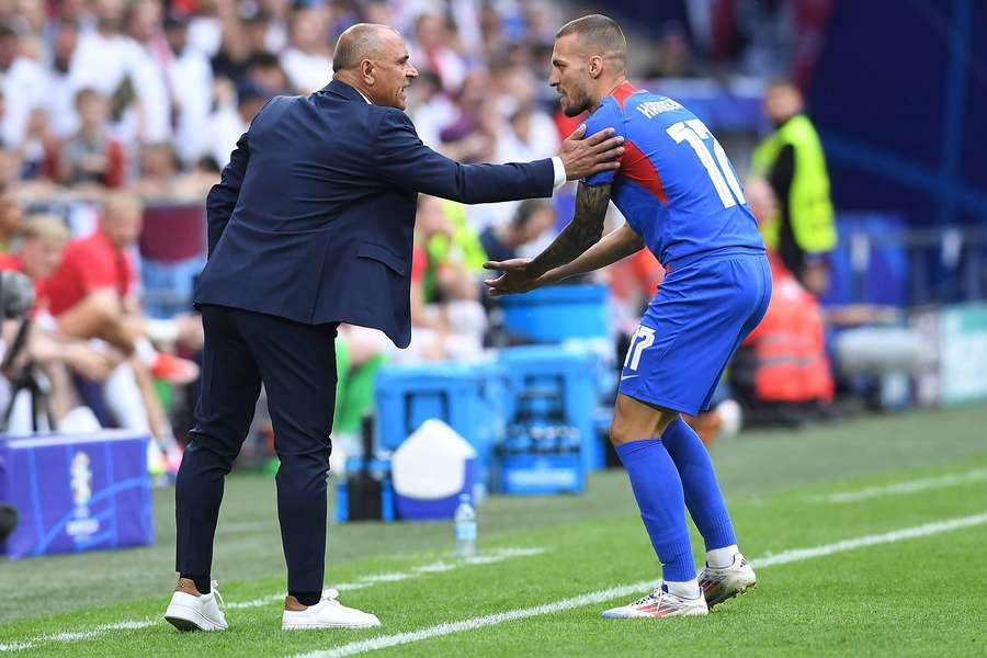 Kouč Slováků Francesco Calzona (vlevo) s Lukášem Haraslínem na předloňském Euru. Kouč Slováků Francesco Calzona (vlevo) s Lukášem Haraslínem na předloňském Euru.
