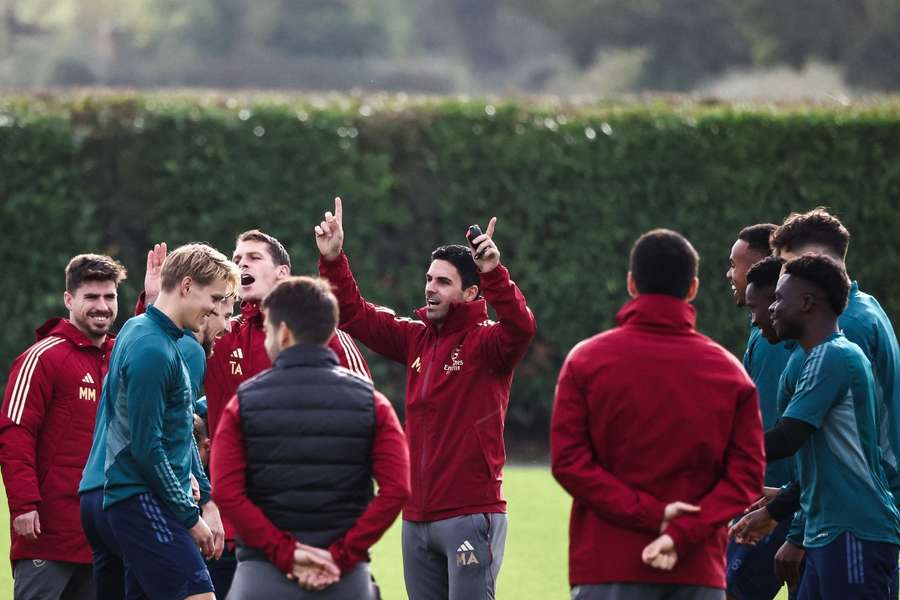 Mikel Arteta comanda o treino do Arsenal.