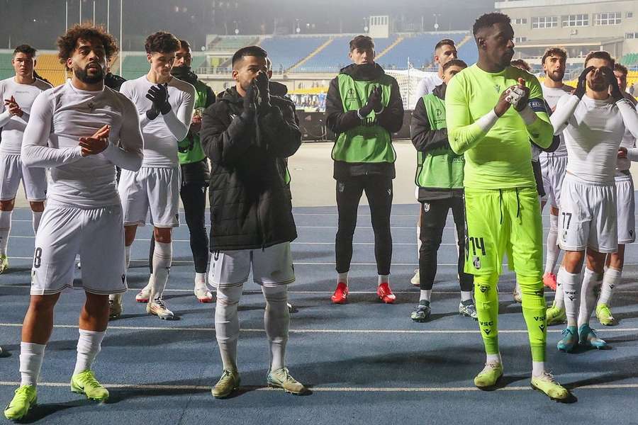 Jogadores agradecem aos adeptos do Vitória SC em Almaty
