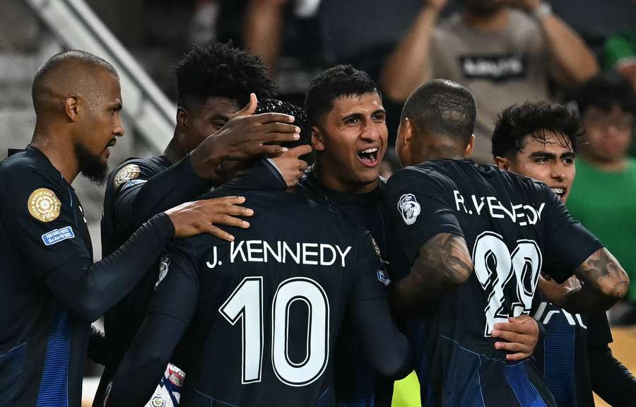 John Kennedy celebra gol de Bryan González sobre o Salzburg