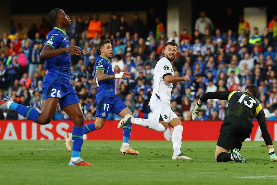 Ajeti, en el instante de marcar su doblete ante el Getafe Ajeti, en el instante de marcar su doblete ante el Getafe