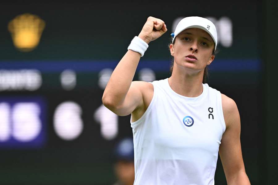 Iga Swiatek celebrates during her win over Sara Sorribes Tormo