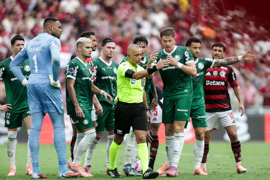Criticas a arbitragem podem tirar dois titulares do Palmeiras