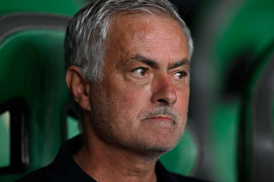 Mourinho, en el banquillo de Elche Mourinho, en el banquillo de Elche