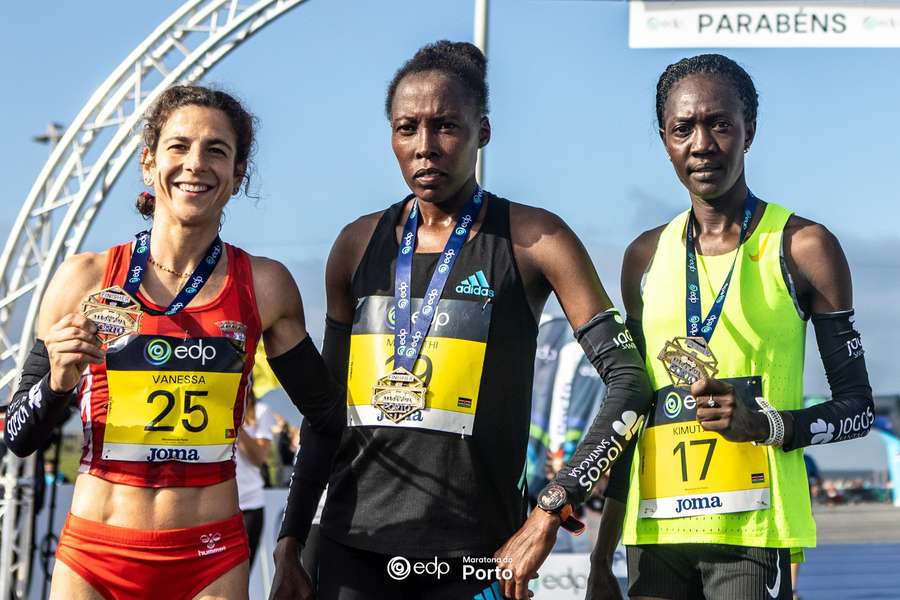 Alice Jepkemboi Kimutai (à direita) venceu a maratona do Porto em novembro