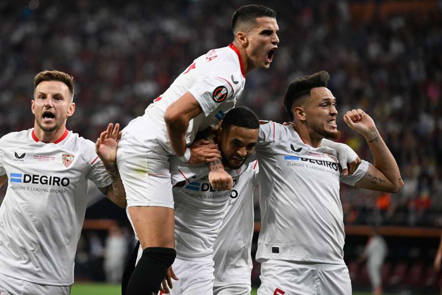 Jogadores do Sevilla comemoram gol de empate