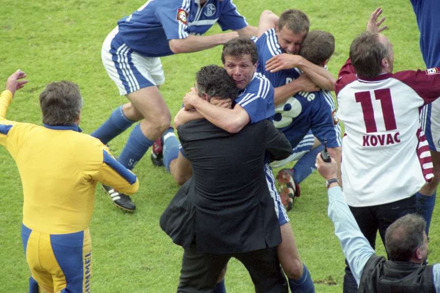 Andreas Möller und Rudi Assauer feiern den vermeintlichen Meistertitel von Schalke 04 im Jahr 2001. Andreas Möller und Rudi Assauer feiern den vermeintlichen Meistertitel von Schalke 04 im Jahr 2001.