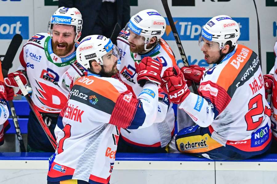 Pardubice na ľade svojho rivala otvorili semifinále úspešne.