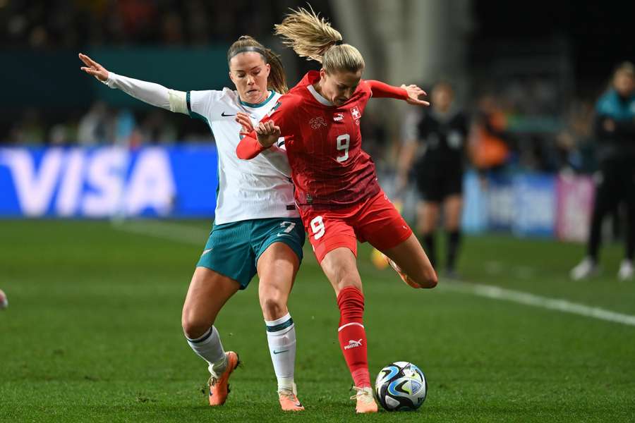 La delantera suiza #09 Ana-Maria Crnogorevic (dcha.) y la defensa neozelandesa #07 Ali Riley (izq.) luchan por el balón.