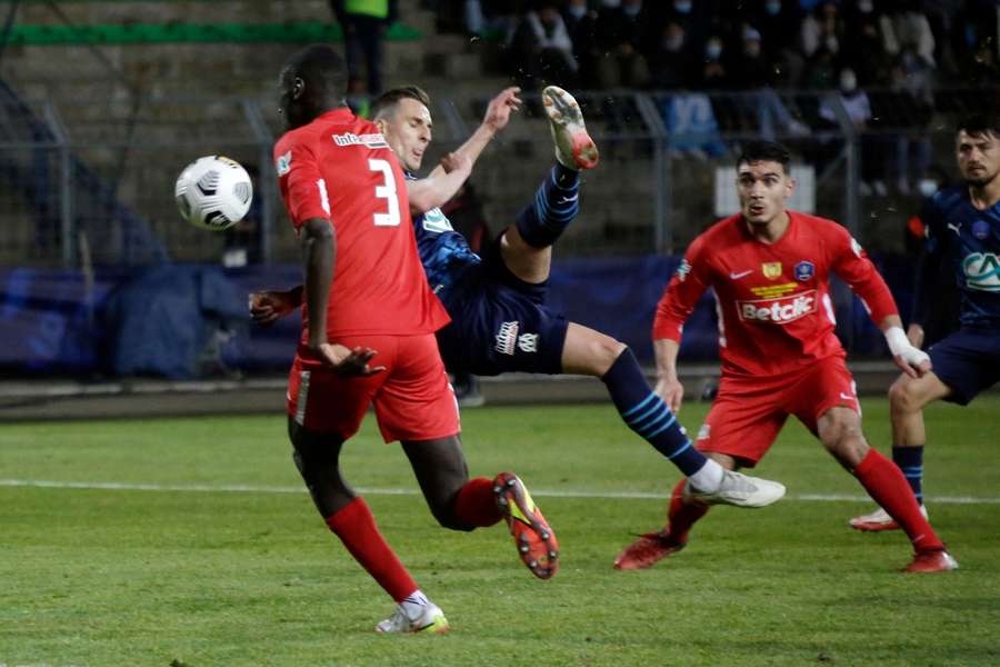 Fundașii lui US Chauvigny într-un meci cu Marseille