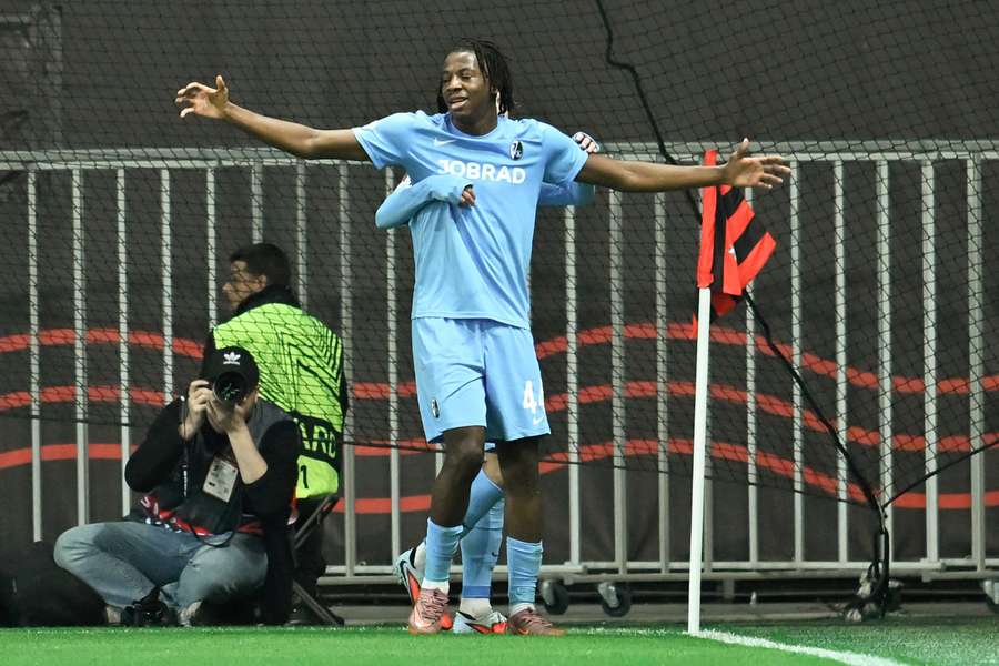 Johan Manzambi z fFreiburgu slaví gól v zápase s NIce. Johan Manzambi z fFreiburgu slaví gól v zápase s NIce.