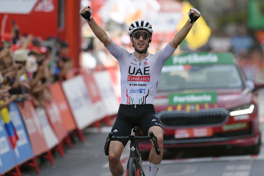 Adam Yates reed tot Granada maar liefst 58 kilometer solo aan de leiding