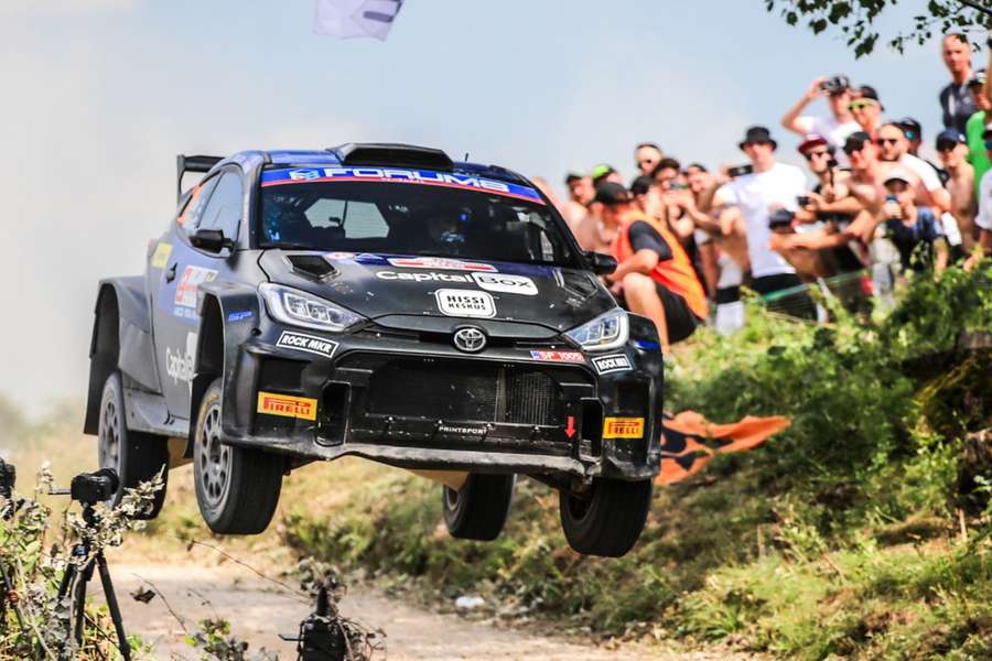 Andreas Mikkelsen je v čele světové rallye poprvé od roku 2019.