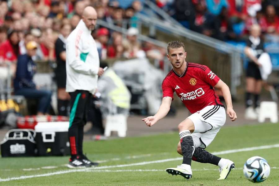 Ten Hag kijkt toe hoe Mason Mount zijn debuut maakte