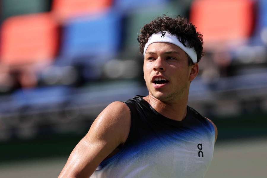 Ben Shelton caiu cedo no torneio chinês Ben Shelton caiu cedo no torneio chinês