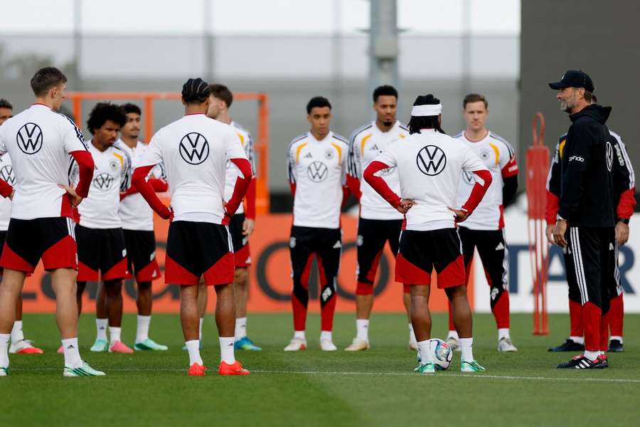 Jürgen Klopp trifft nach zwei Spielen ohne Sieg nun auf ein runderneuertes DFB-Team. Jürgen Klopp trifft nach zwei Spielen ohne Sieg nun auf ein runderneuertes DFB-Team.