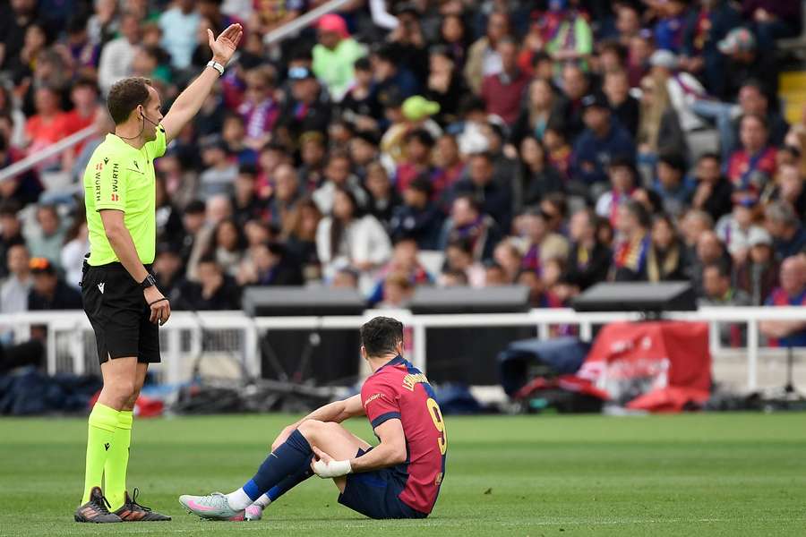 Lewandowski se lleva la mano a la parte posterior de su pierna izquierda
