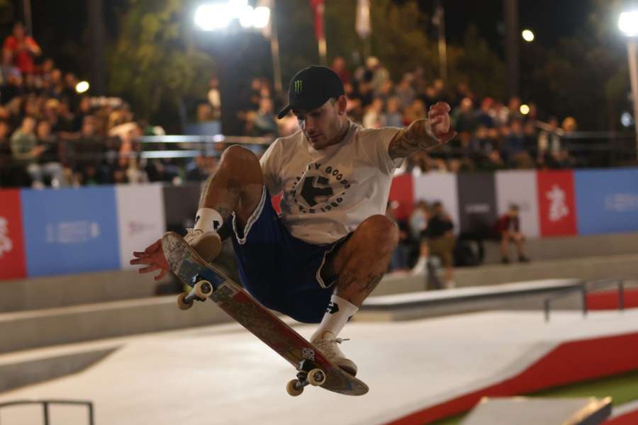 Aurélien Giraud em ação no Mundial de Skate Street em Sharjah