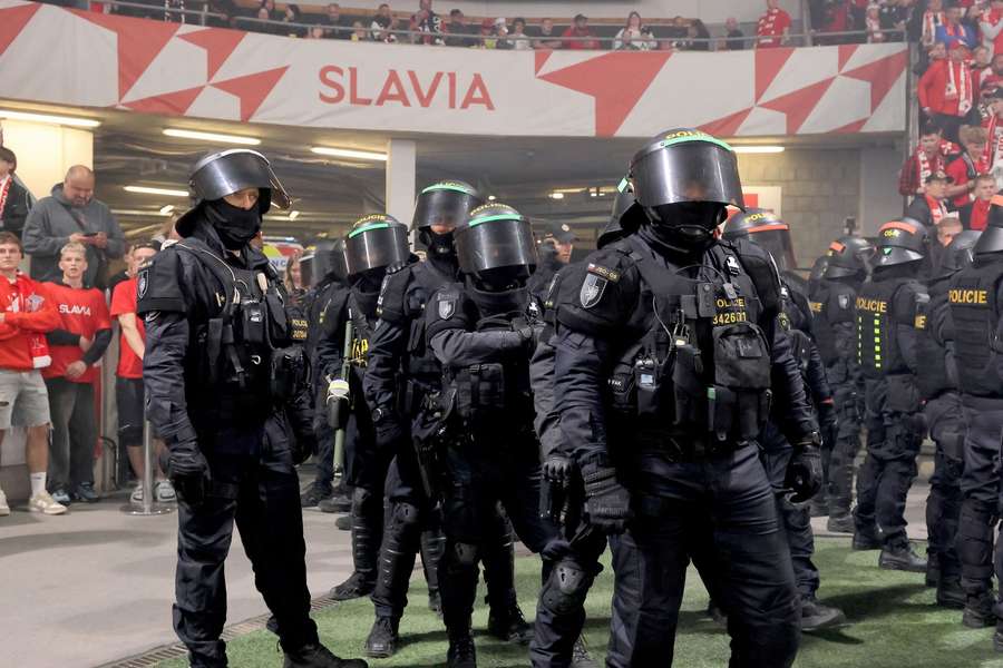 Fanoušci Slavie se svým řáděním postarali o špatnou reklamu pro český fotbal.