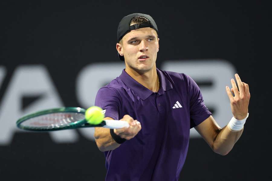 Jakub Menšík začal v Aucklandu vydřenou výhrou.