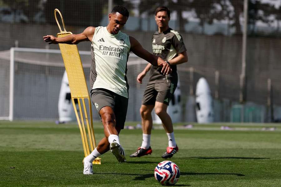 Alexander-Arnold, vigilado por Xabi Alonso