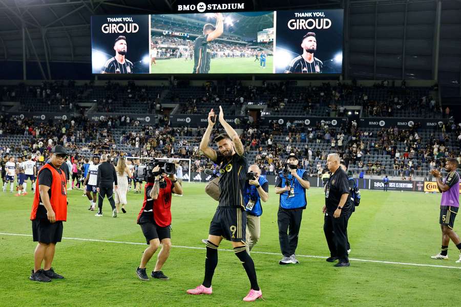 Olivier Giroud saluta i suoi oramai ex tifosi