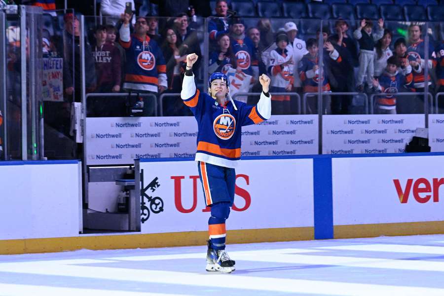 Matthew Schaefer je nejmladším obráncem s 20 nastřílenými góly v sezoně NHL. Matthew Schaefer je nejmladším obráncem s 20 nastřílenými góly v sezoně NHL.