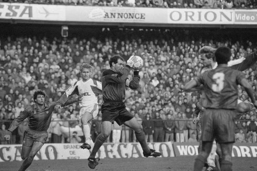 Horst Siegl (v bílém v pozadí) sestřelil svým gólem v roce 1992 Barcelonu.