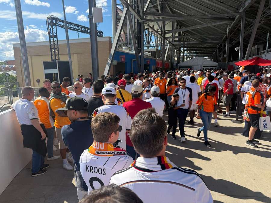 A fila para usar o banheiro do BMO Field A fila para usar o banheiro do BMO Field