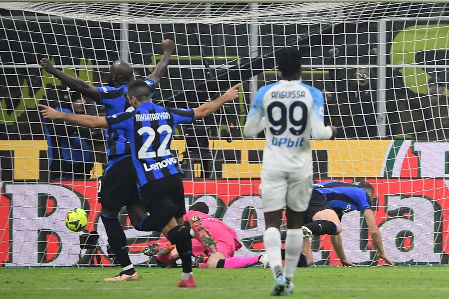 Dzeko marcou de cabeça o gol da vitória da Inter contra o Napoli