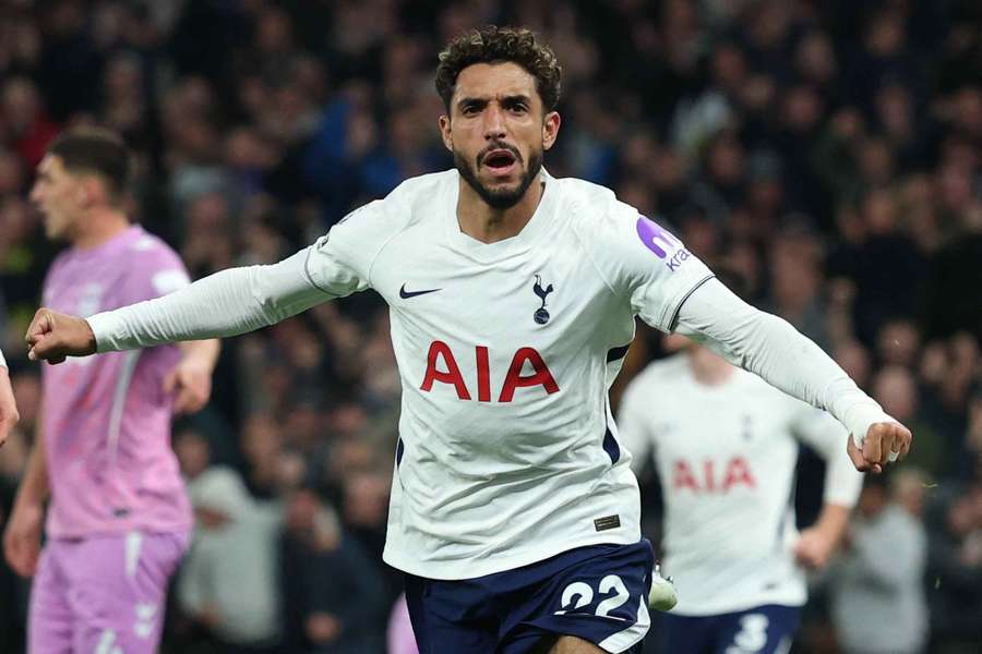 Marmoush esulta dopo il gol del 2-1