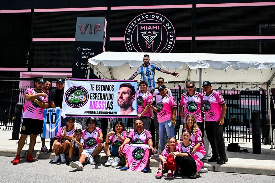 Torcedores aguardam Messi em frente ao estádio do Inter