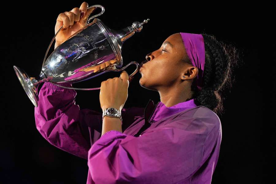 Gauff kisses her trophy