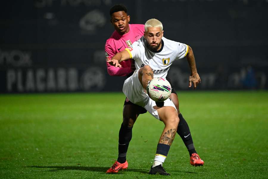 Óscar Aranda protege el balón durante un partido.