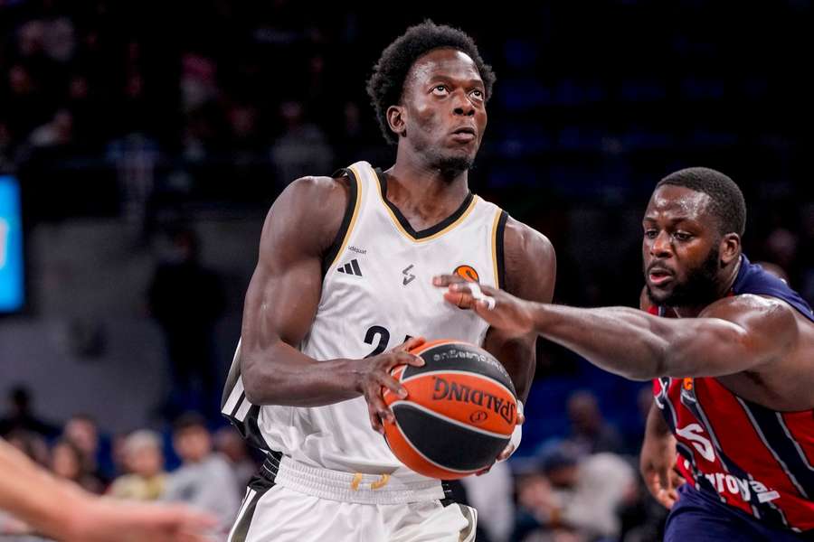 Omoruyi intenta frenar a Ndiaye