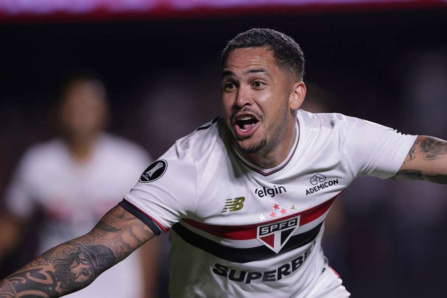 Luciano saiu do banco para fazer o gol da vitória paulista