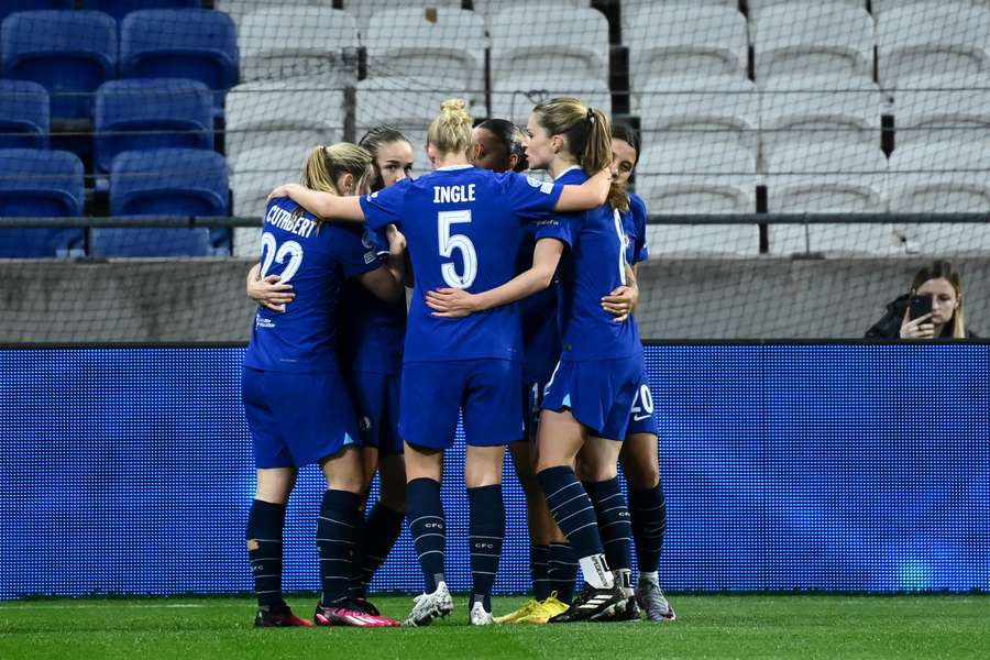 Le ragazze del Chelsea festeggiano dopo il gol del vantaggio