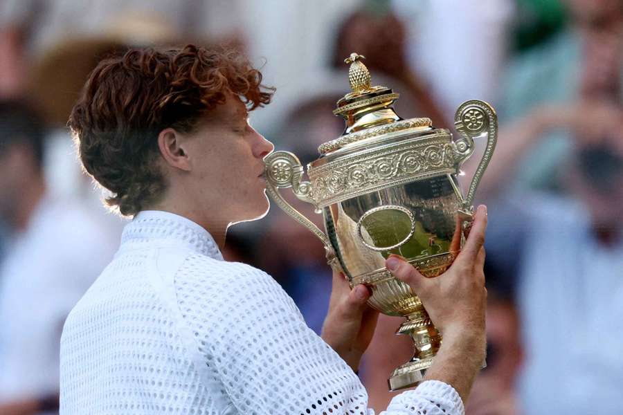 Zverev com o troféu de vice de Wimbledon Zverev com o troféu de vice de Wimbledon