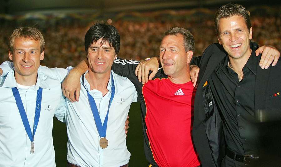 (Flr) Klinsmann, Joachim Löw, Andreas Köpke e Oliver Bierhoff com as medalhas de bronze do Campeonato do Mundo