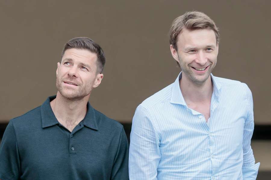 Leverkusens Führungsduo: Trainer Xabi Alonso (l.) und Sportchef Simon Rolfes (r.).