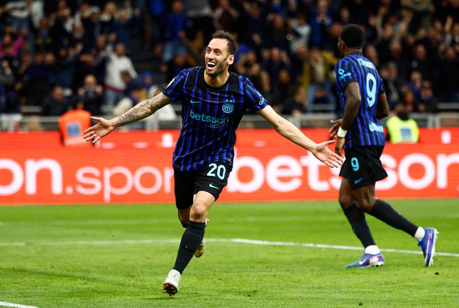 Como coach Cesc praises 2-goal Calhanoglu: Just like Pirlo Como coach Cesc praises 2-goal Calhanoglu: Just like Pirlo
