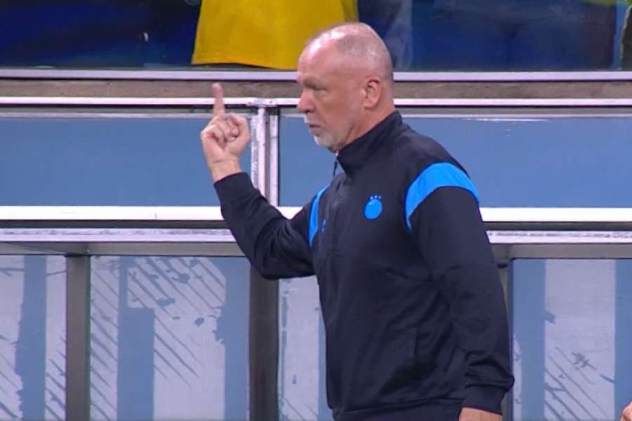 Mano Menezes se dirigiu para a torcida com gesto obsceno