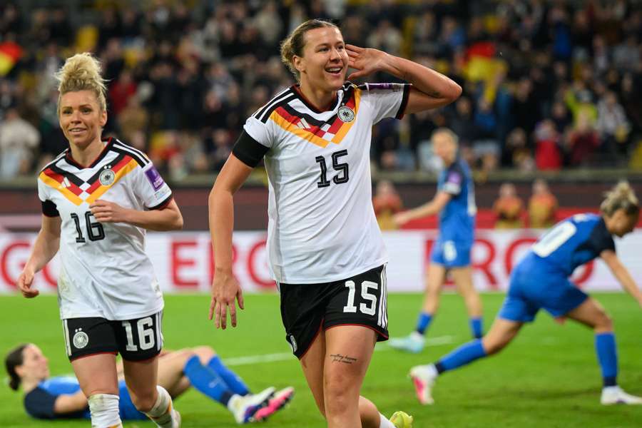 Mühlhaus (M.) passt das DFB-Trikot wie angegossen