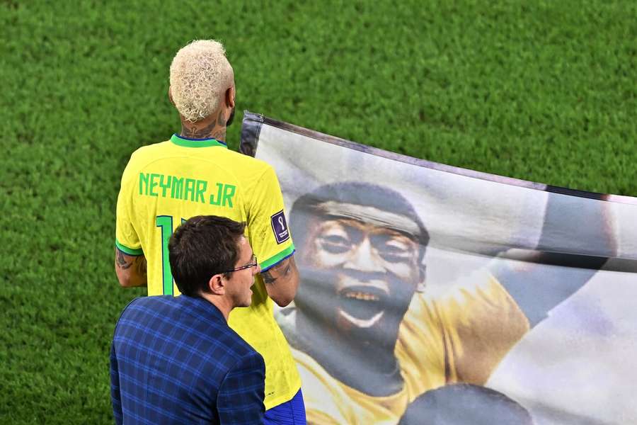 Neymar hält ein Transparent mit Genesungswünsche für Ikone Pelé in Händen