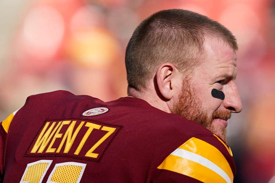 Carson Wentz voor een wedstrijd op 1 januari van dit jaar bij de Washington Commanders